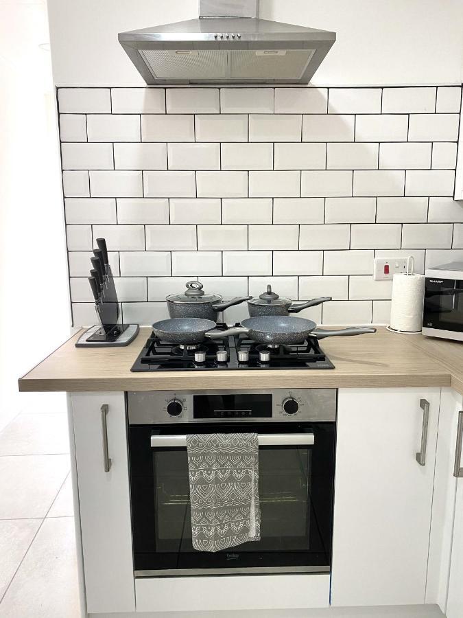에일즈베리 2 Bed Town Centre Nr Theatre Free Park Wi-Fi & Garden 아파트 외부 사진