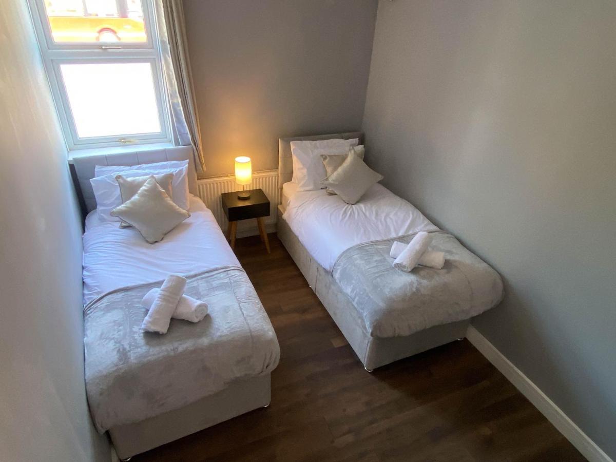 에일즈베리 2 Bed Town Centre Nr Theatre Free Park Wi-Fi & Garden 아파트 외부 사진