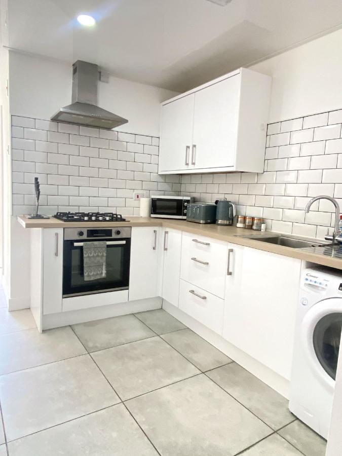 에일즈베리 2 Bed Town Centre Nr Theatre Free Park Wi-Fi & Garden 아파트 외부 사진